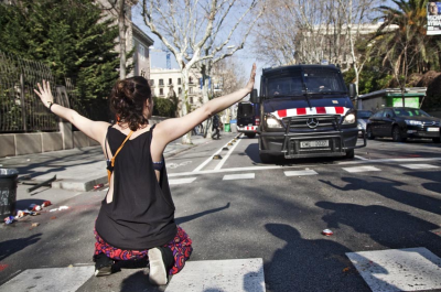 Una estudiant s'agenolla al davant de les furgones dels antidisturbis   ROBERT BONET
